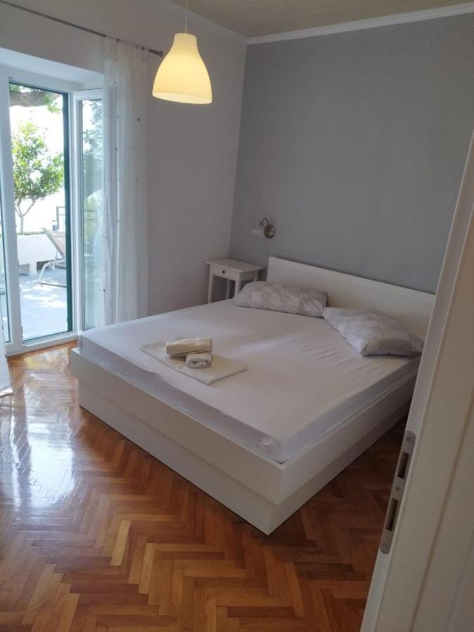 Apartments Mare - 150 M From Beach Brela Bagian luar foto